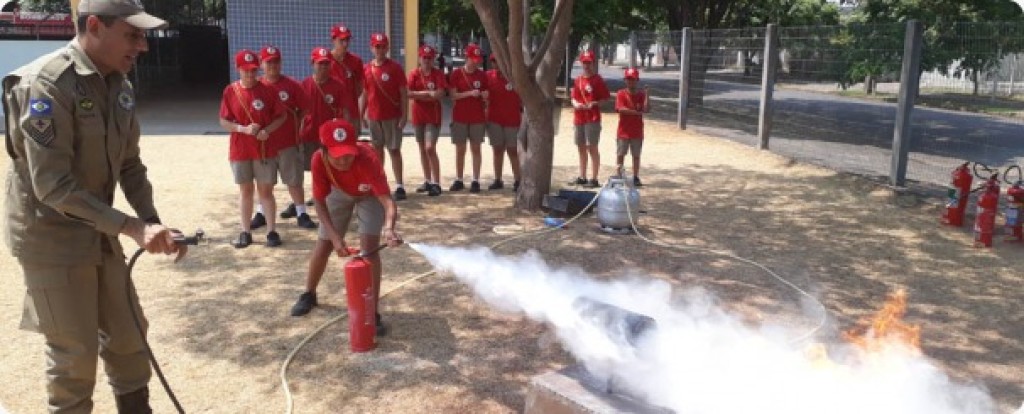 Corpo de Bombeiros Militar orienta sobre o uso correto do extintor de incêndios