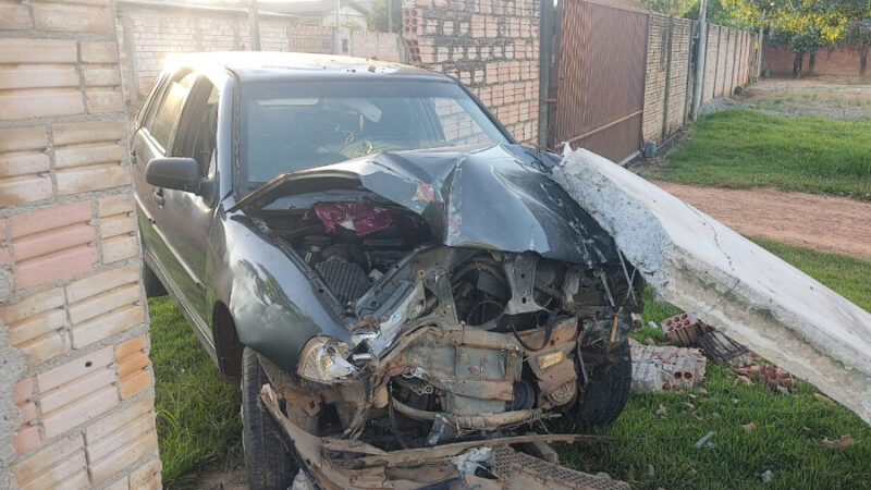 Por ciúmes, homem se automutila e joga carro contra muro de igreja em Carlinda