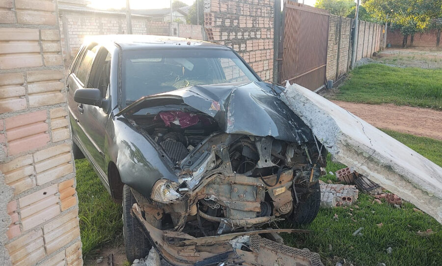 Por ciúmes, homem se automutila e joga carro contra muro de igreja em Carlinda