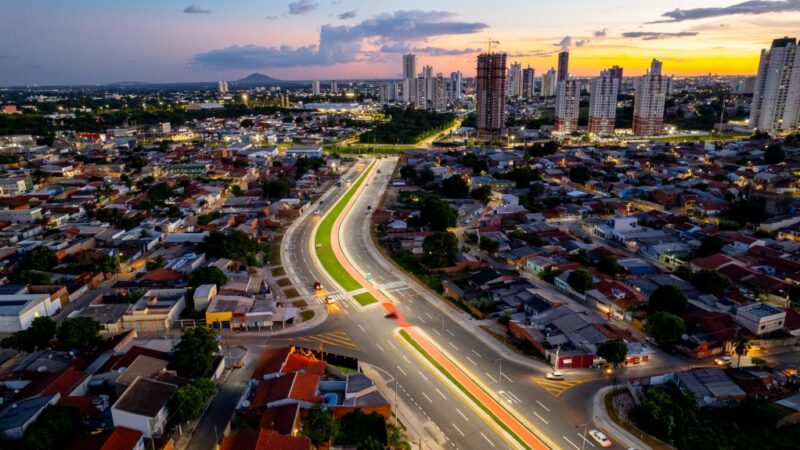 Governador entrega ampliação da Avenida Parque do Barbado e 411 escrituras definitivas para moradores do Renascer