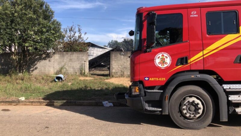 Corpo de Bombeiros Militar realiza rescaldo e vistoria em residência após incêndio