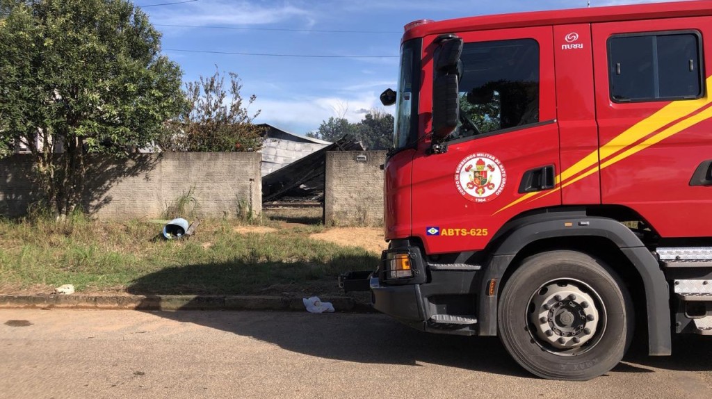 Corpo de Bombeiros Militar realiza rescaldo e vistoria em residência após incêndio