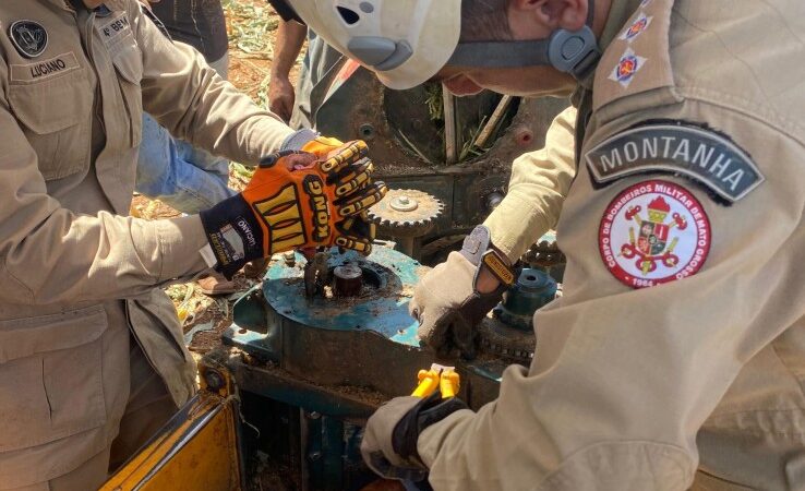 Corpo de Bombeiros Militar resgata trabalhador rural que ficou com o pé preso em máquina agrícola