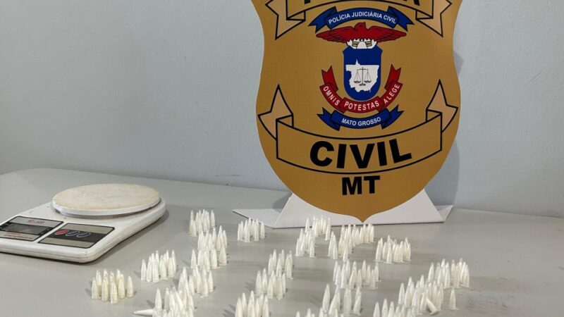 Polícia Civil cumpre buscas e mulher é detida em flagrante com 300 pinos de cocaína
