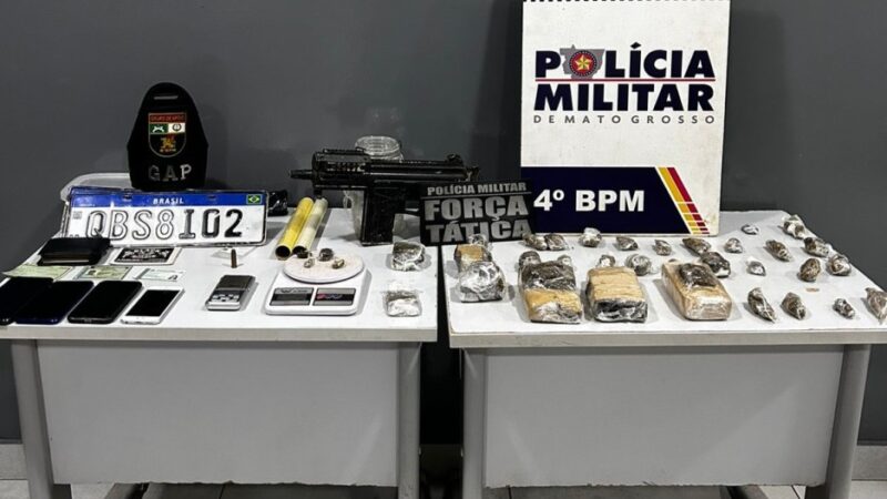 Força Tática apreende simulacro de submetralhadora, drogas e prende dois homens por tráfico