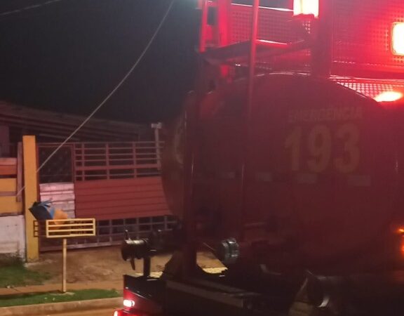 Corpo de Bombeiros atende ocorrência de queda de fio energizado em via pública