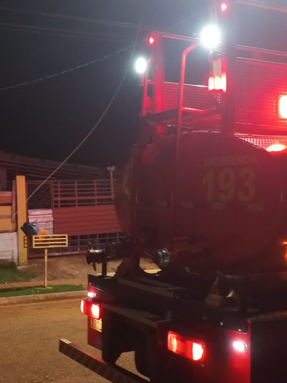 Corpo de Bombeiros atende ocorrência de queda de fio energizado em via pública