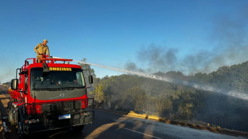 Corpo de Bombeiros combate incêndio em vegetação nas proximidades da BR-070