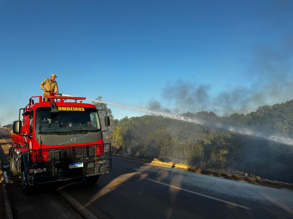Corpo de Bombeiros combate incêndio em vegetação nas proximidades da BR-070