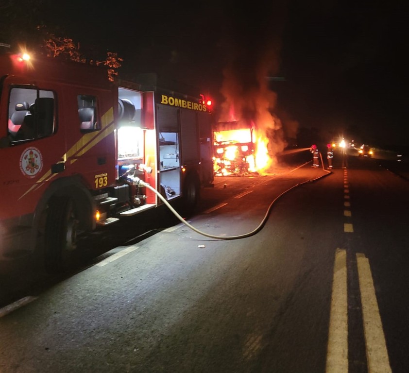 Corpo de Bombeiros Militar combate incêndio em carreta carregada com calcário