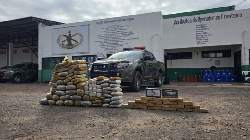 Gefron apreende 86 kg de drogas transportadas por 4 homens que cruzavam a fronteira a pé