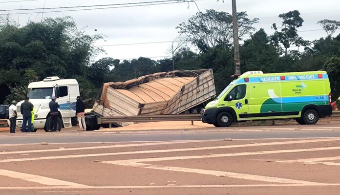 Sinop: vagão de carreta se desprende e carga cai em rodovia na BR-163