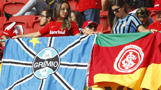 Jogadores de Internacional e Grêmio ajudam afetados pelas enchentes no RS