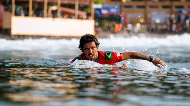 Filipinho estreia contra vice-campeão olímpico de surfe nos Jogos de Paris-2024