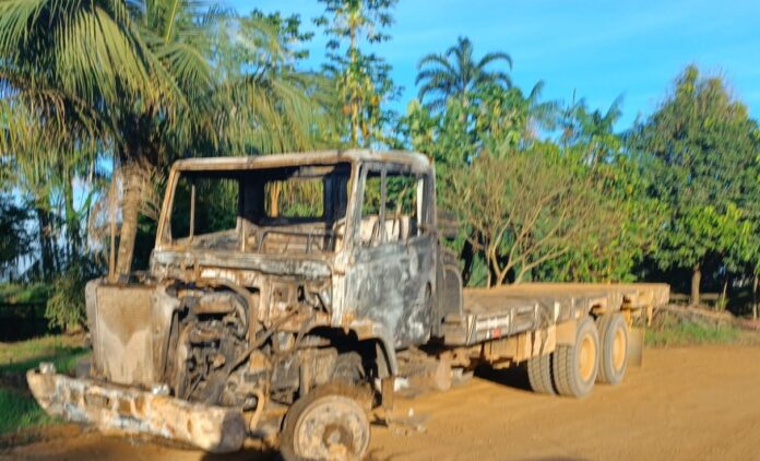 Fiscalização destrói caminhão, maquinário e ‘desmonta’ acampamento durante operação em MT