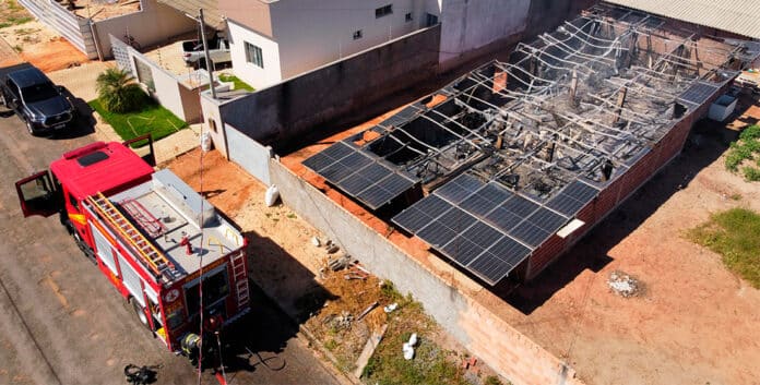 Incêndio destrói placas solares em Sorriso