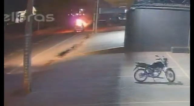 veja o video/Carro pega fogo e fica parcialmente destruído em Sinop; vídeo