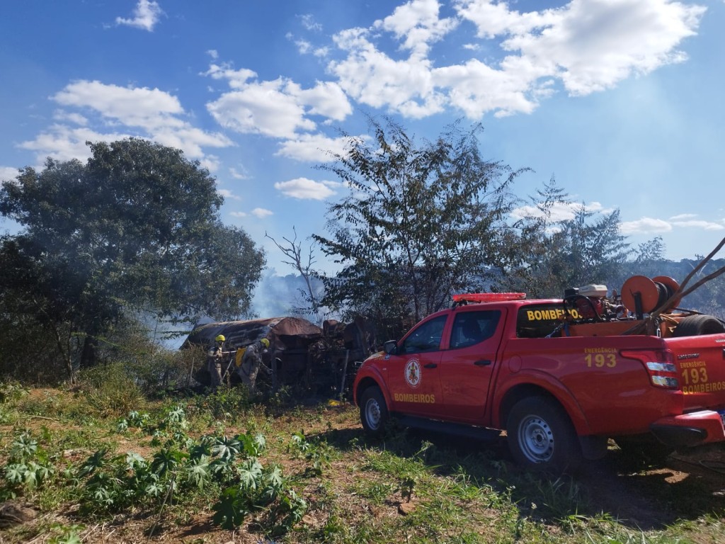 Corpo de Bombeiros combate incêndio em região de mata e pastagem