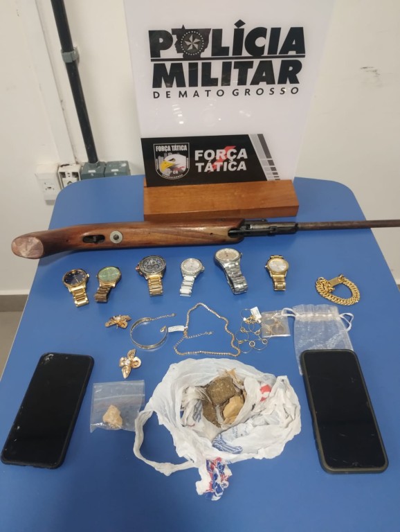 PM prende homem por porte ilegal de arma e recupera relógios e joias furtados