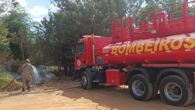 Bombeiros combatem incêndio em vegetação em Ecoponto de Primavera do Leste