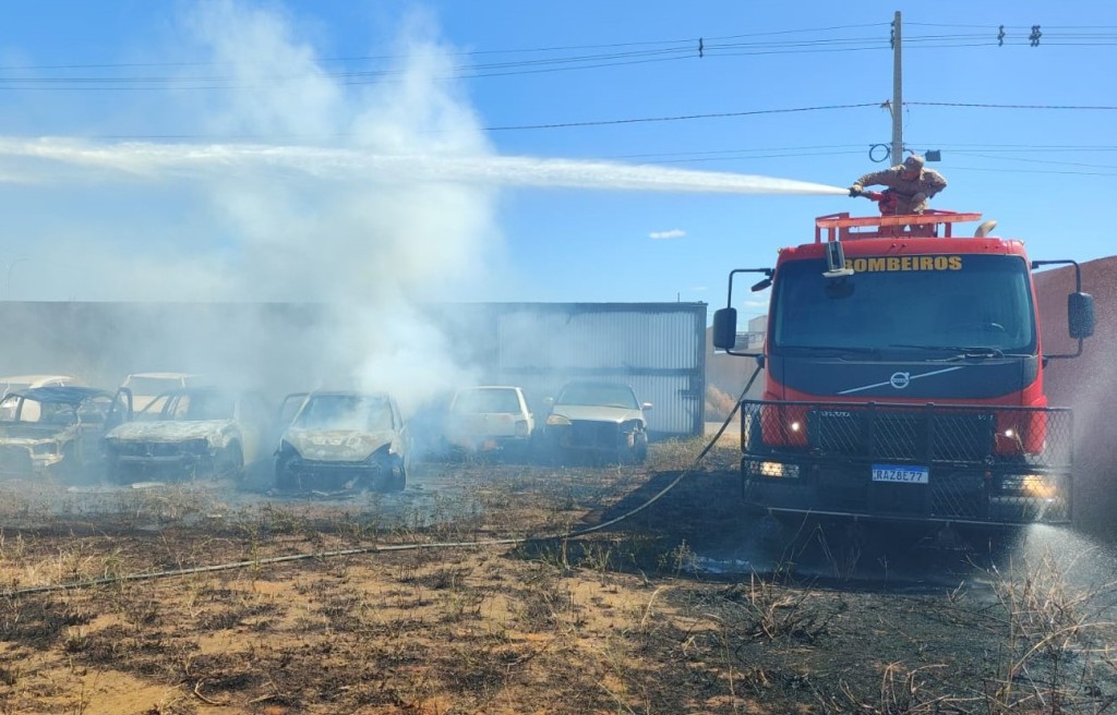 Bombeiros combatem incêndio em terreno baldio que atingiu ferro-velho