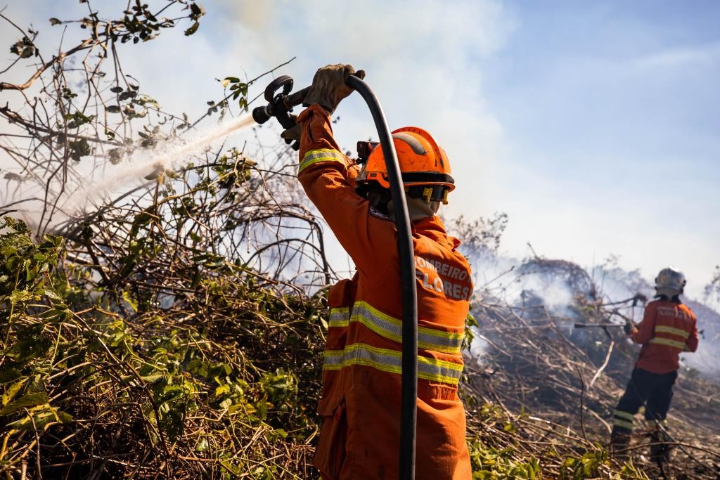 Corpo de Bombeiros segue no combate ao incêndio florestal em Cáceres neste sábado (29)