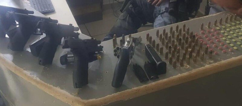 Força Tática apreende armas de fogo, munições e entorpecentes de facção criminosa em Sorriso