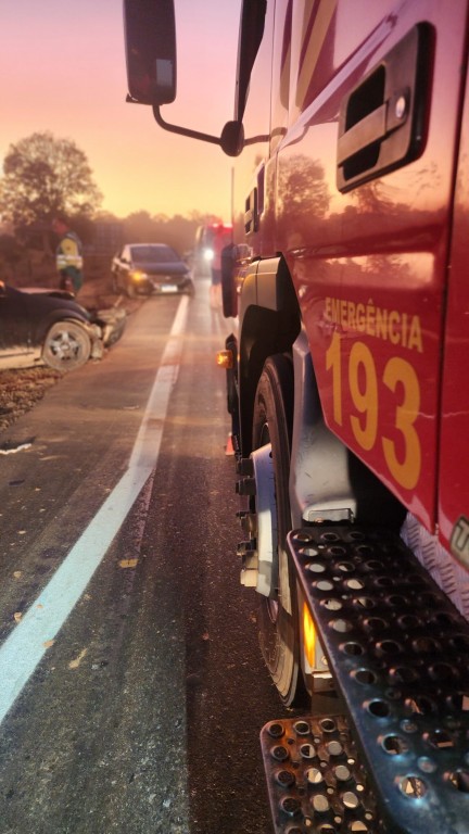 Bombeiros socorrem vítimas de acidente envolvendo dois carros e caminhão na MT-320