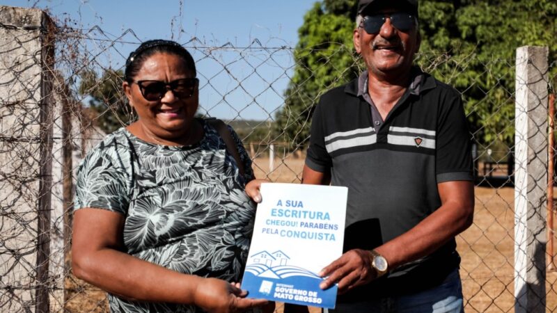 Famílias de assentamento recebem escrituras do Governo de MT; “Dia histórico”, afirma moradora