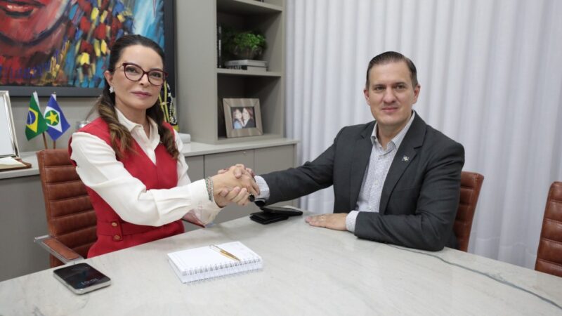 Primeira-dama de MT participa da entrega de veículos da PJC ao programa SER Família Mulher