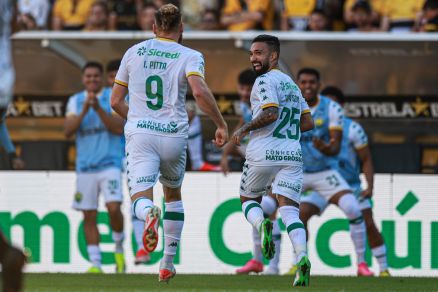 Cuiabá desencanta no Sul, goleia e deixa a lanterna do Brasileirão