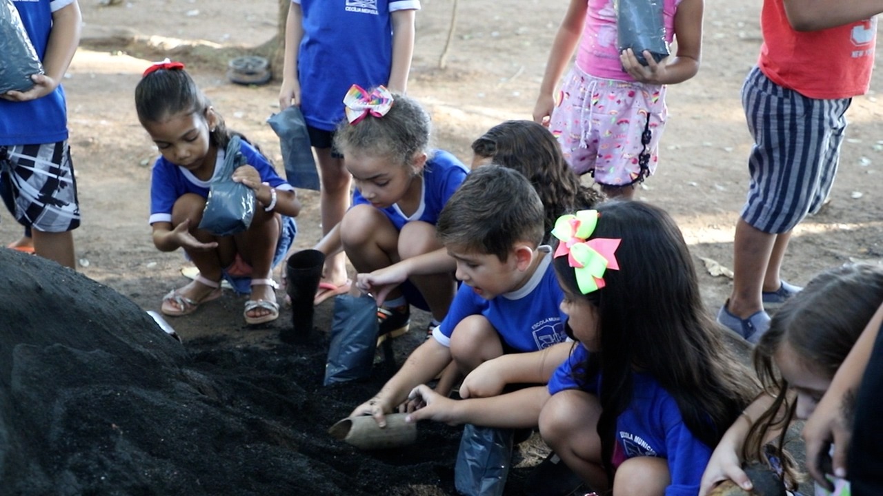 ALUNOS DA ESCOLA CECÍLIA MEIRELES VISITARAM O VIVEIRO DE MUDAS MUNICIPAL DE MATUPÁ