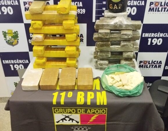 Dois homens são presos pela PM com 50 kg de drogas em carro sem combustível