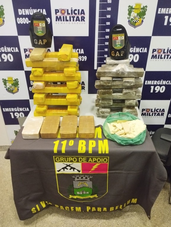 Dois homens são presos pela PM com 50 kg de drogas em carro sem combustível