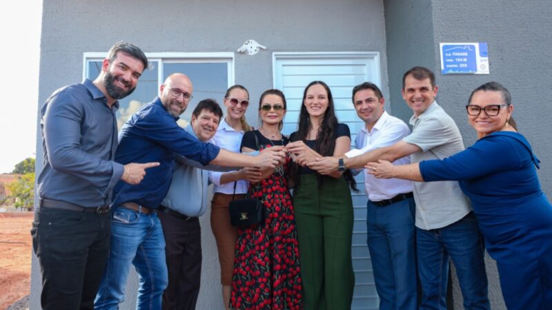 Em Juína, primeira-dama de MT e presidente da MT Par fazem entregas do SER Família Habitação