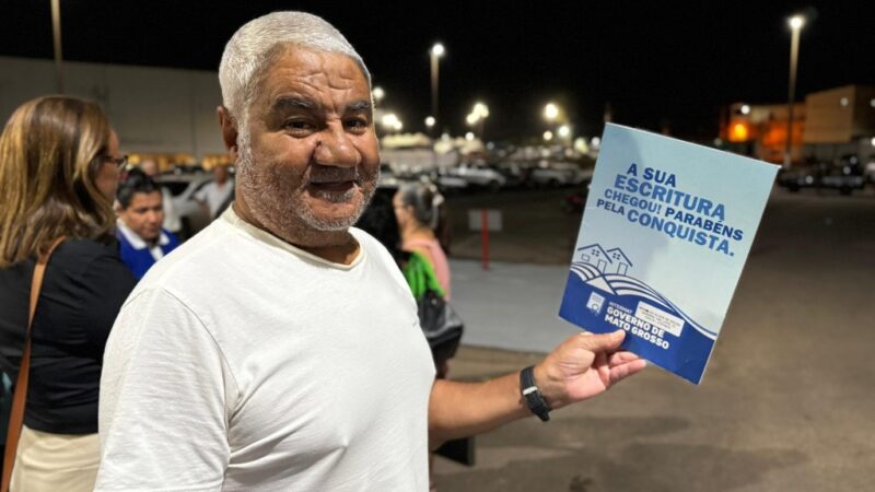 Governo entrega 450 escrituras em Cuiabá: “Sou o homem mais feliz do mundo”, diz morador após 30 anos de espera