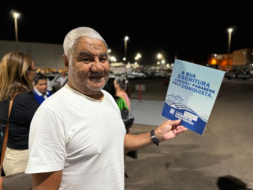 Governo entrega 450 escrituras em Cuiabá: “Sou o homem mais feliz do mundo”, diz morador após 30 anos de espera