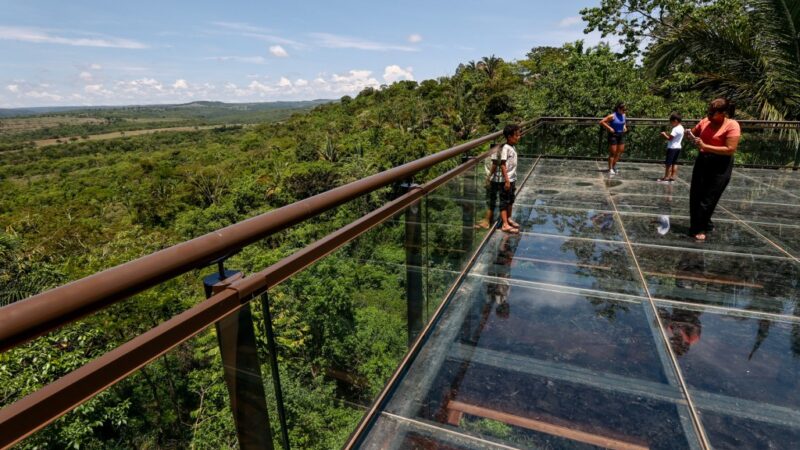 Primeiro mirante de vidro de MT se tornou ponto de lazer das famílias e atrativo para turistas, afirma prefeita