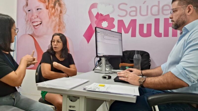Unidade móvel de saúde da SES atende mulheres surdas com apoio de tradutor de Libras