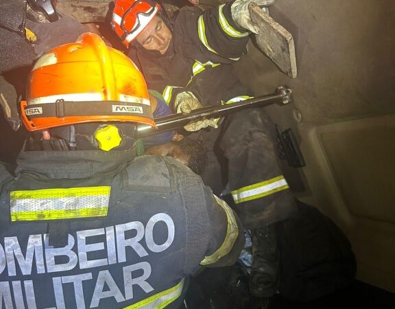 Bombeiros realizam desencarceramento de vítima presa em ferragens de carreta após acidente
