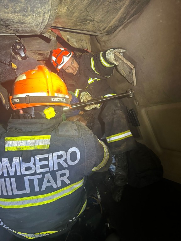 Bombeiros realizam desencarceramento de vítima presa em ferragens de carreta após acidente