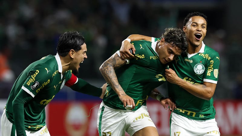 Palmeiras goleia Atlético-MG com pintura de Estêvão e cola no G4 do Brasileiro