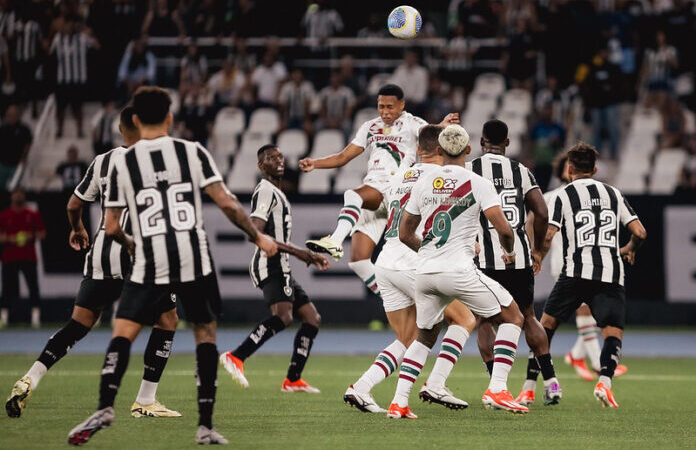 Botafogo ganha clássico contra o Fluminense e assume a liderança do Brasileirão