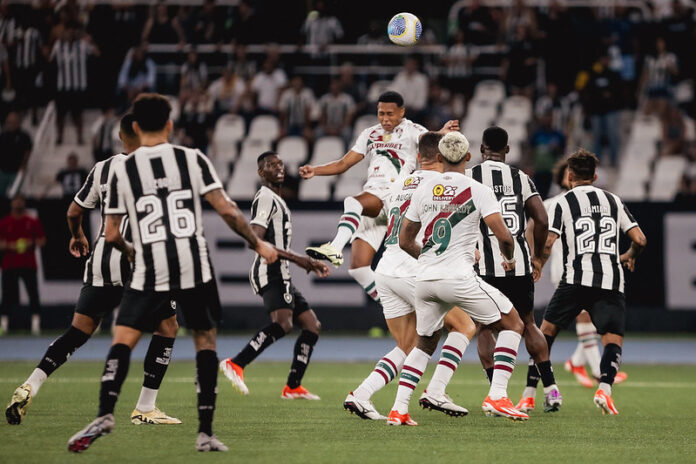 Botafogo ganha clássico contra o Fluminense e assume a liderança do Brasileirão