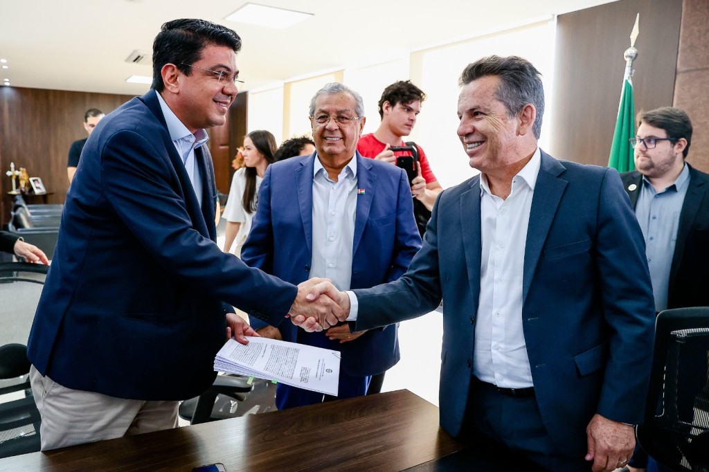 Governador assina convênio para asfaltar mais sete bairros em Várzea Grande
