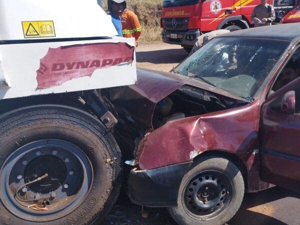 MT-320: Carro avança no “Pare e Siga” e bate em rolo compactador