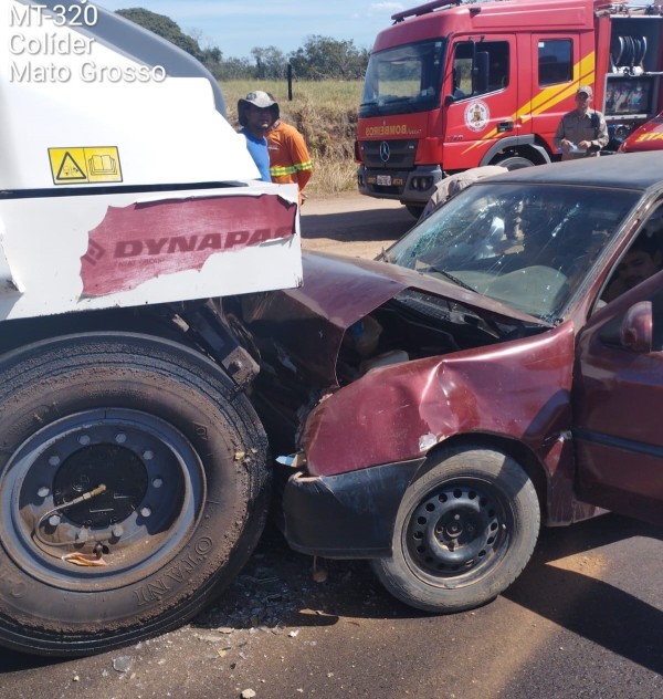 MT-320: Carro avança no “Pare e Siga” e bate em rolo compactador