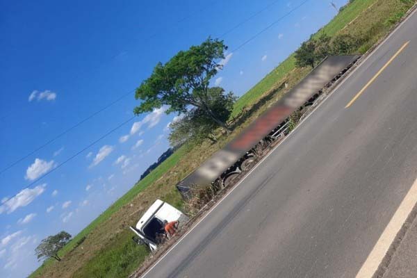 MT-320: motorista é socorrido após tombar carreta com carga bebidas