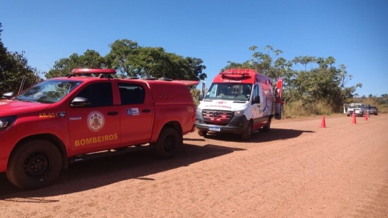 Bombeiros socorrem vítimas de acidente de carro na estrada do Parque Cachoeira da Fumaça