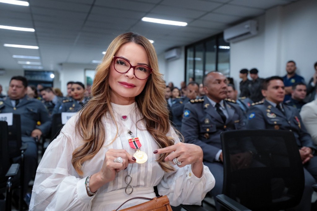 Primeira-dama de MT recebe homenagem da PM em cerimônia de aniversário de 23 anos da Rotam